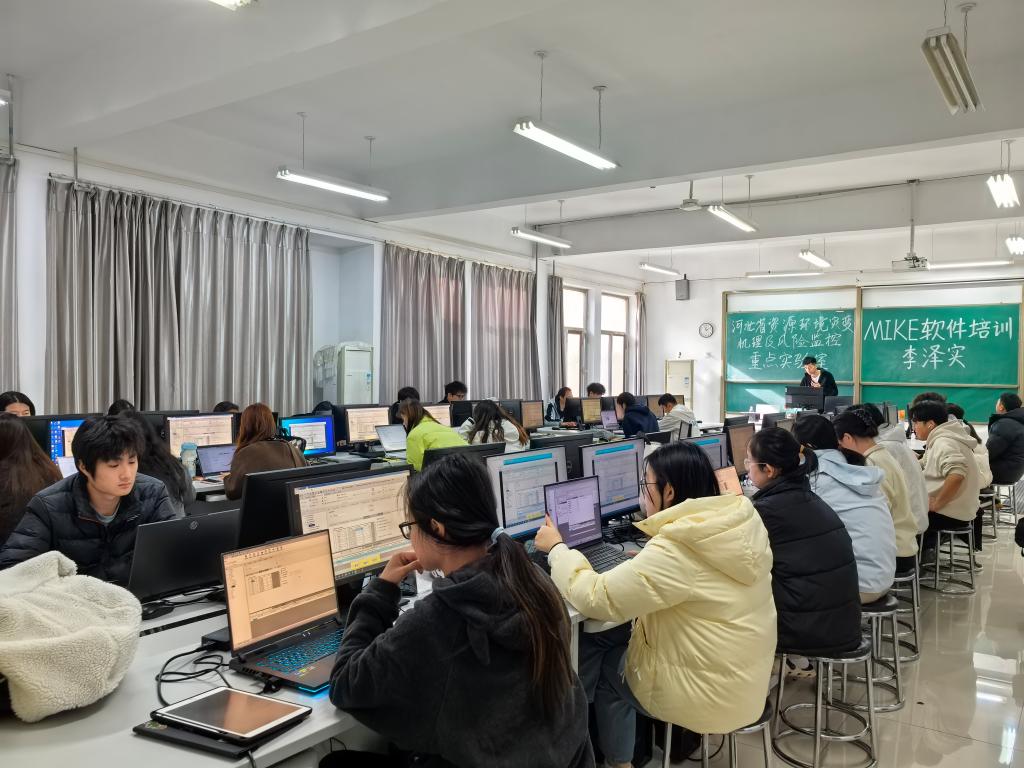 丹華水利專(zhuān)家李澤實(shí)來(lái)校授課，MIKE軟件培訓(xùn)助力水利環(huán)境技術(shù)創(chuàng)新